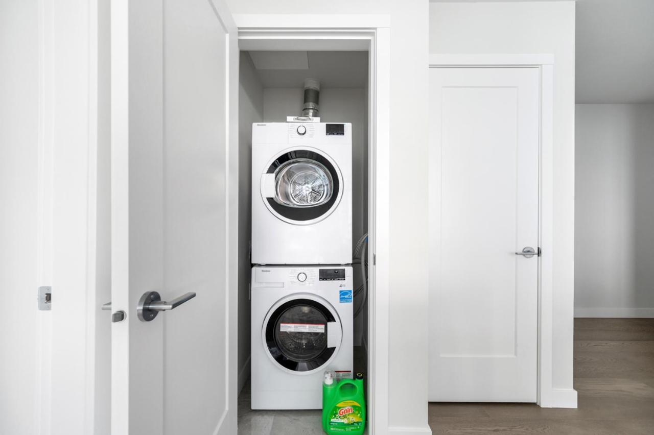 Urban Oasis: Stylish Apartment Retreat At Ubc バンクーバー エクステリア 写真